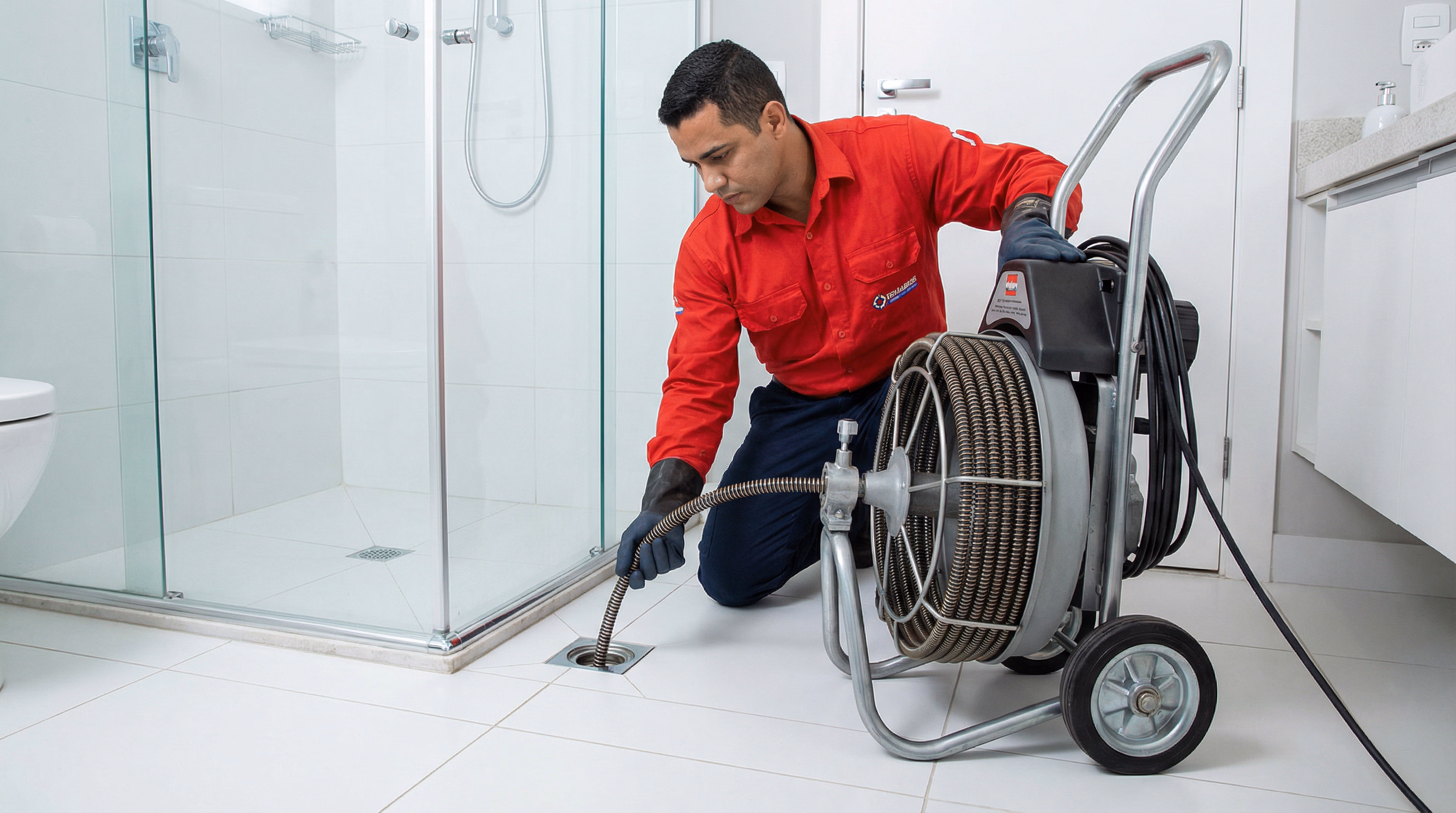 Técnico profissional realizando desentupimento de ralo de banheiro em São Paulo
